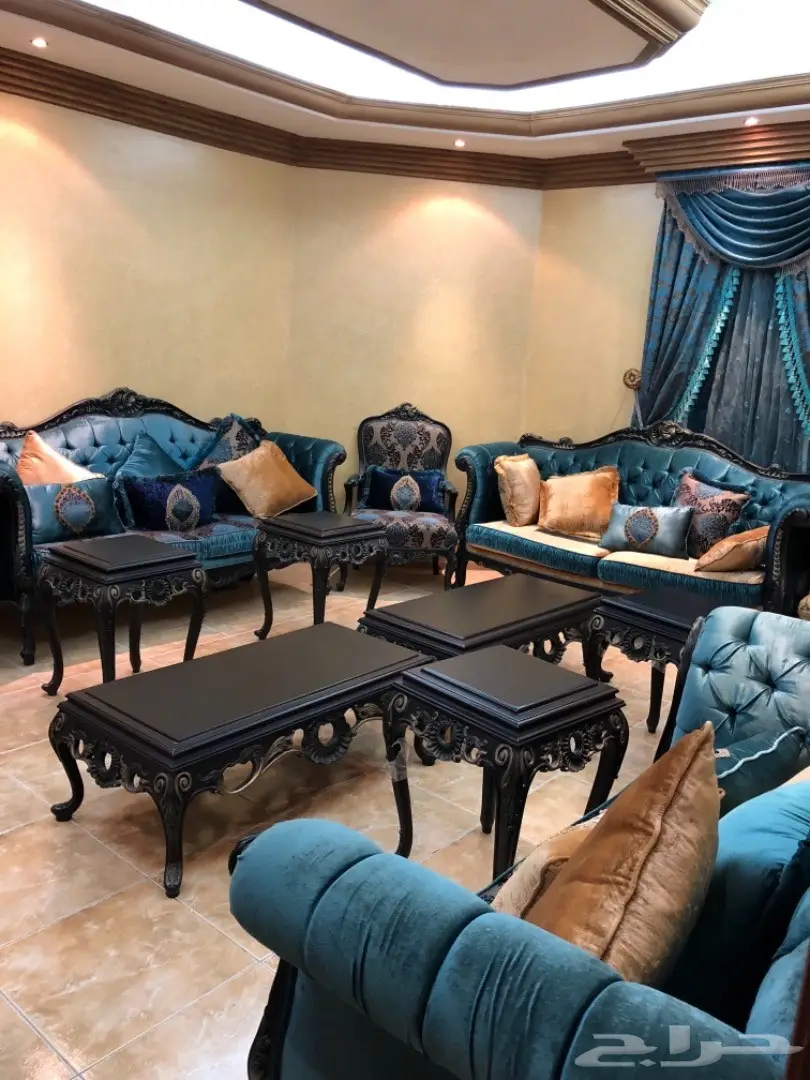 كنب شبه جديد مع طاولات خدمة (image 1)