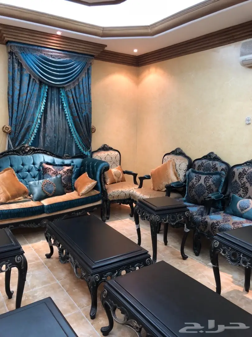 كنب شبه جديد مع طاولات خدمة (image 2)