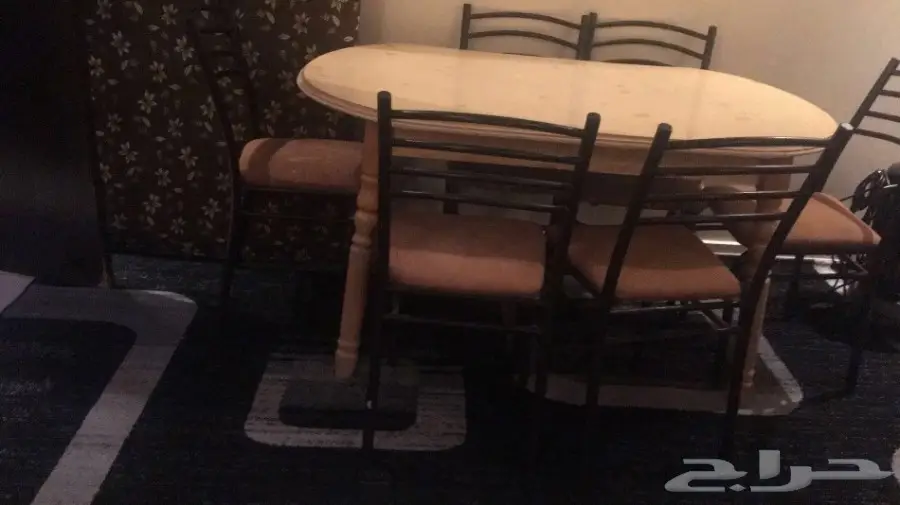 طاولة طعام 