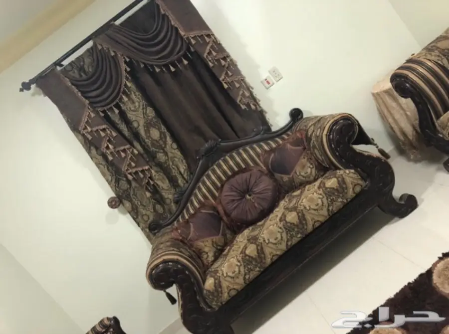 كنب اربع قطع مع فرش وطاولات