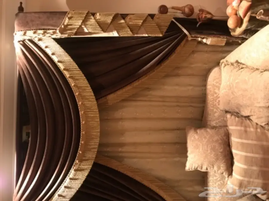 طقم أثاث منزل عصري - كنبة وستائر