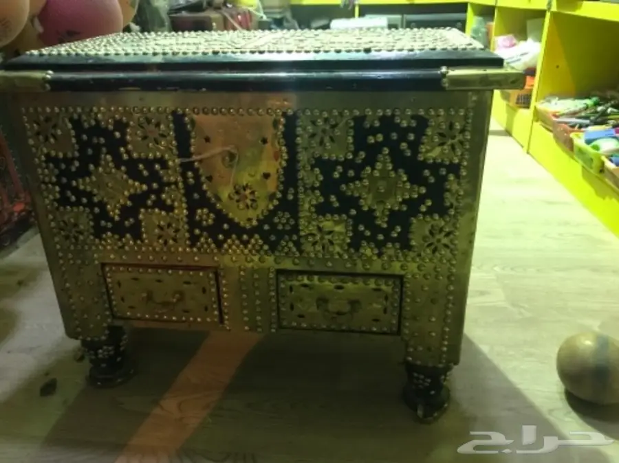 صندوق سيسم قديم ومحماستين قهوة قديمة 