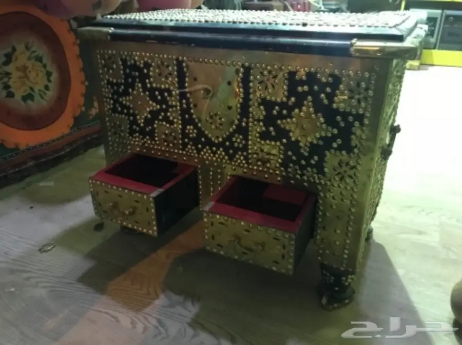 صندوق سيسم قديم ومحماستين قهوة قديمة  (image 1)