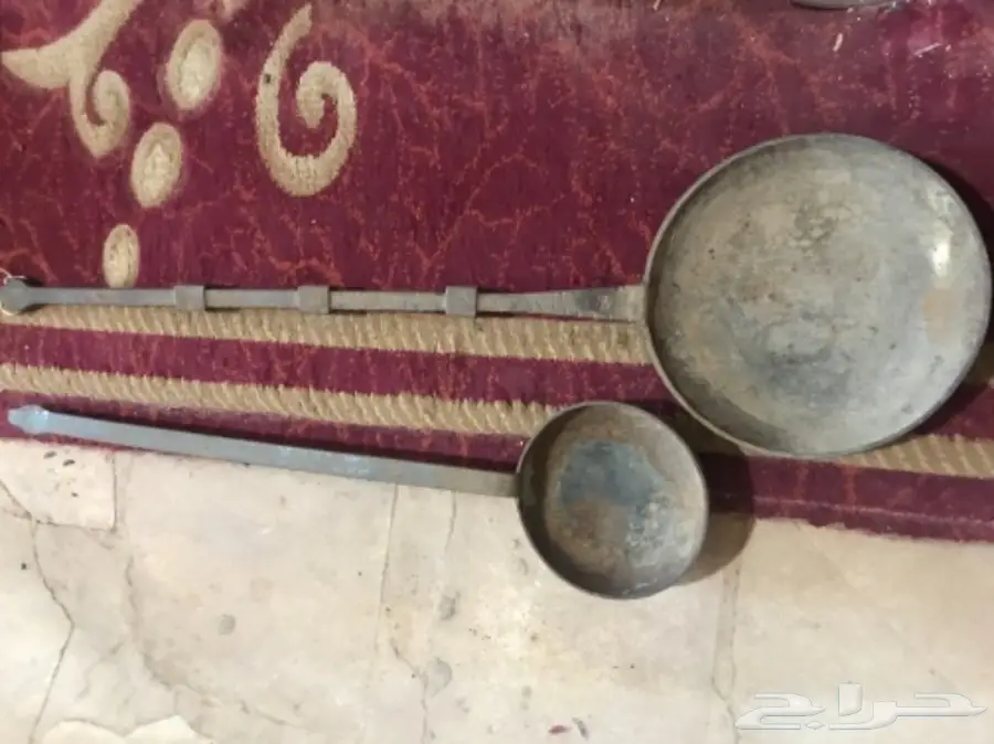 صندوق سيسم قديم ومحماستين قهوة قديمة  (image 2)