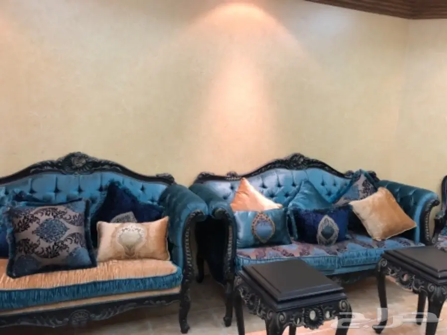 كنب شبه جديد مع طاولات خدمة