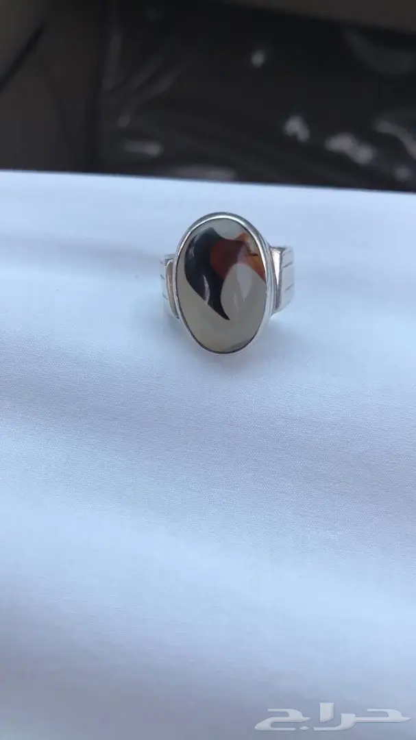 للبيع خاتم فضة اصلي مع فص عقيق يمني اصلي فيه
