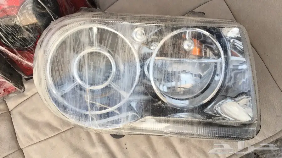 للبيع انوار امامي وخلفي كرايسلر 