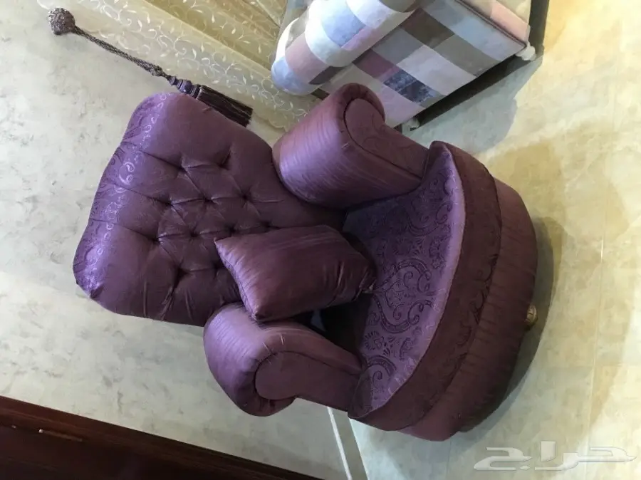 طقم كنب نظيف وجديد للبيع