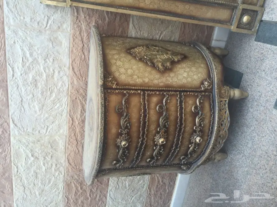 كنبتين و طاولة خشب وتسريحة للبيع خشب