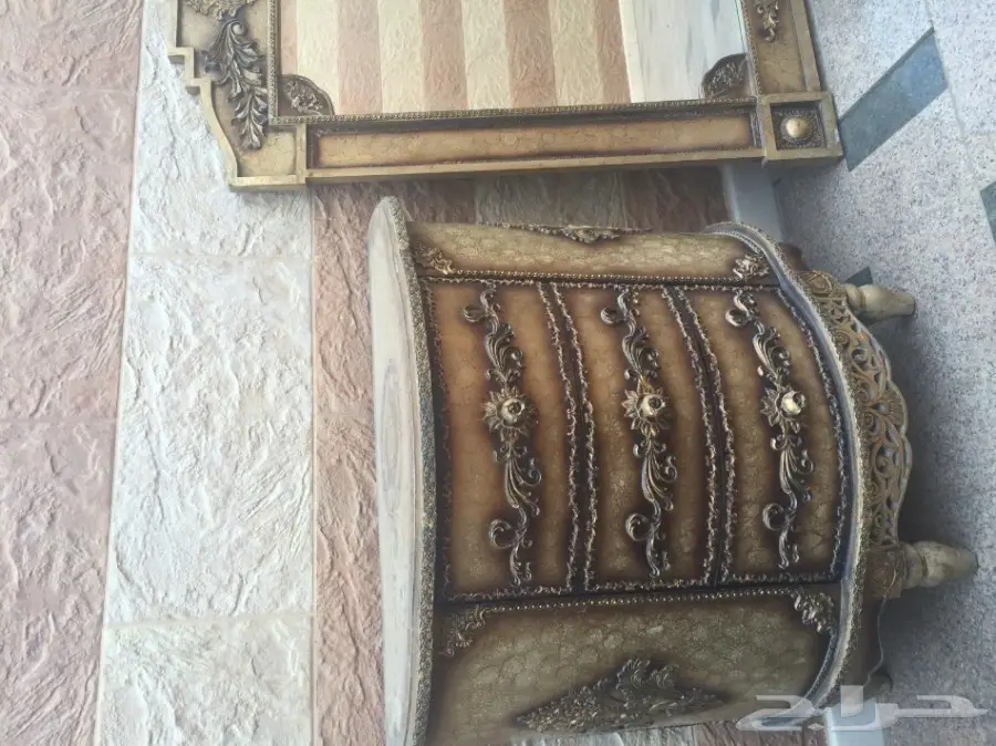 كنبتين و طاولة خشب وتسريحة للبيع خشب (image 1)