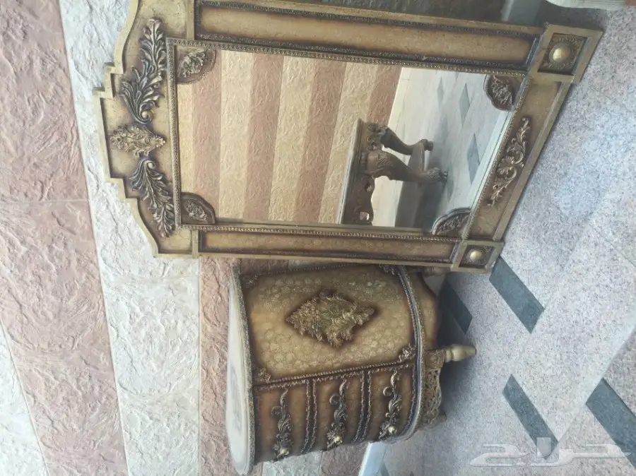 كنبتين و طاولة خشب وتسريحة للبيع خشب (image 3)