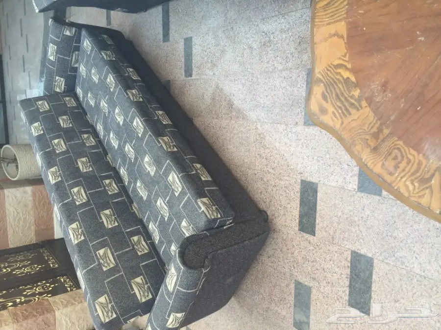 كنبتين و طاولة خشب وتسريحة للبيع خشب (image 4)