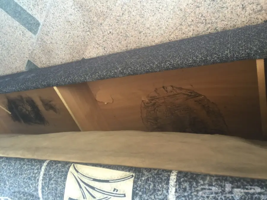 كنبتين و طاولة خشب وتسريحة للبيع خشب (image 6)