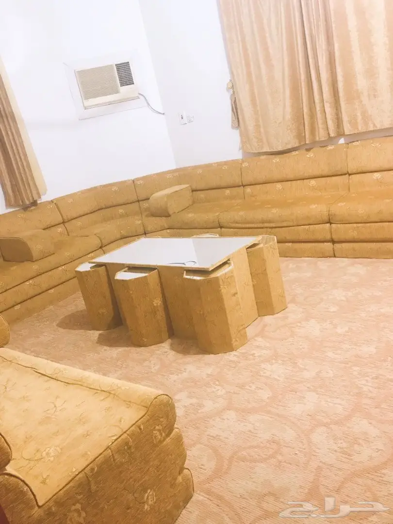 للبيع مجلس عربي ارضي وكنب 