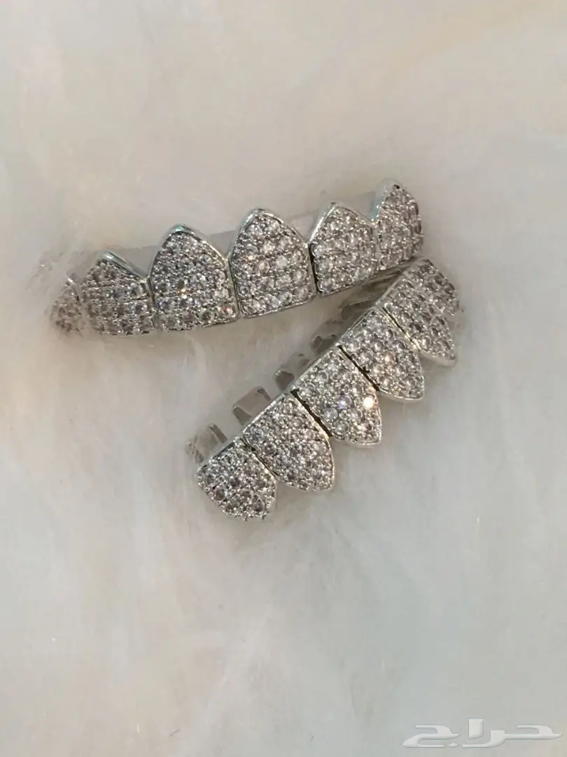 ابتسامة مُلفتة بألوان رائعة! 🤩