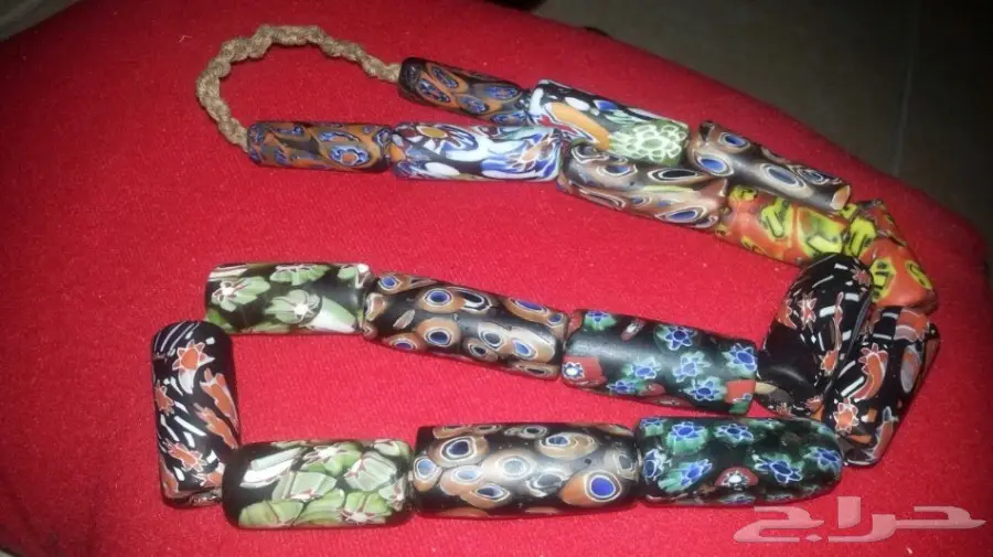 عقد قديم لهواة جمال الالوان والتحف (image 1)