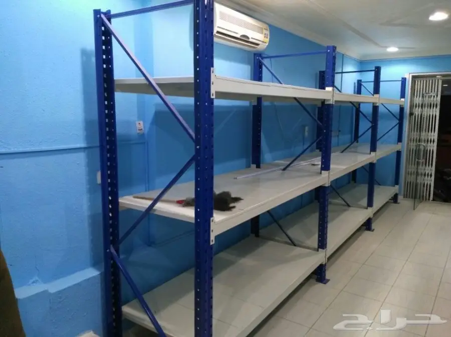 ثلاجة (محلات) و ارفف للبيع (جديدة لم تستخدم)