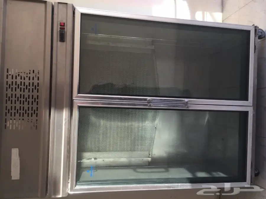 ثلاجة عرض لحوم ومنشار وميزان