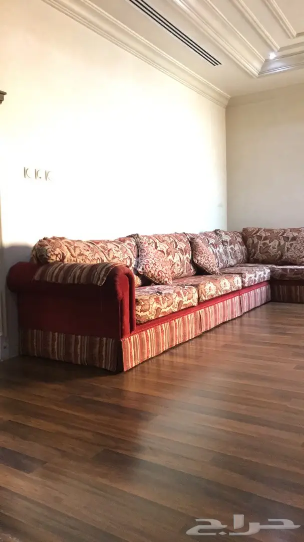 طقم كنب و مكتبة تلفزيون 