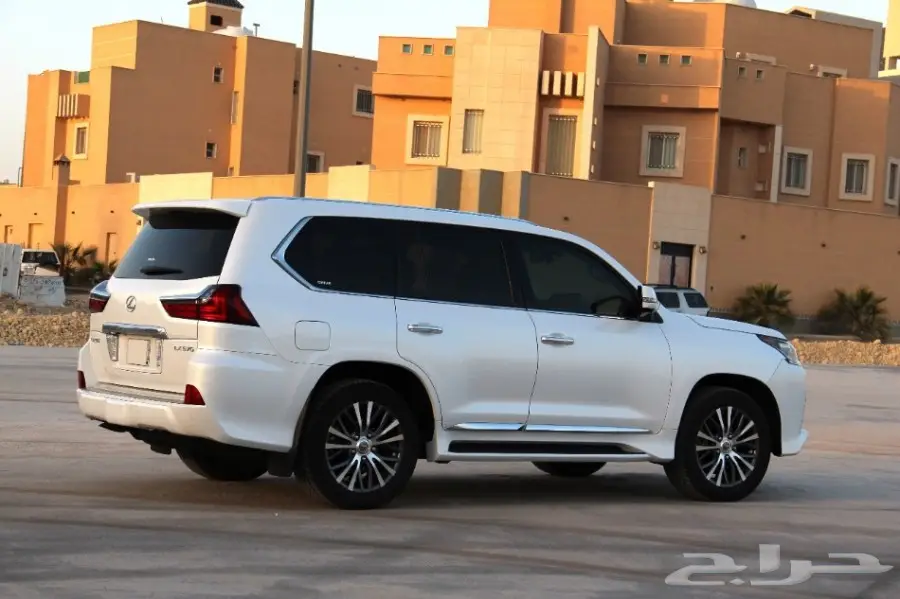 للبيع جيب لكزس نظيف (image 4)