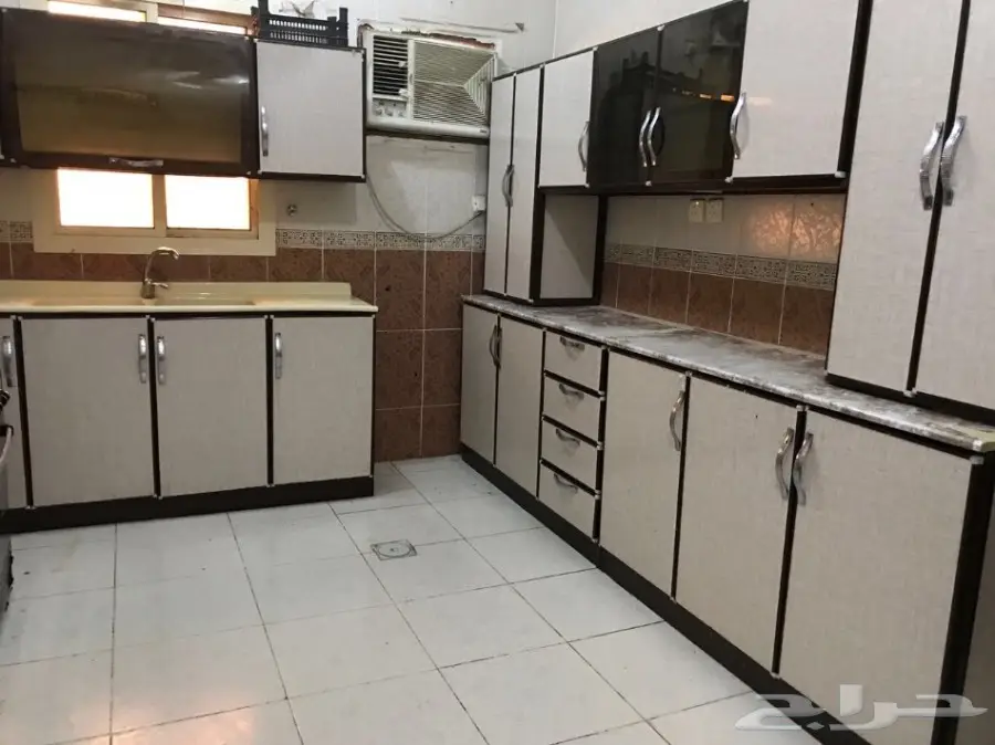 دولاب مطبخ مع مجلى للبيع العاجل نظيف