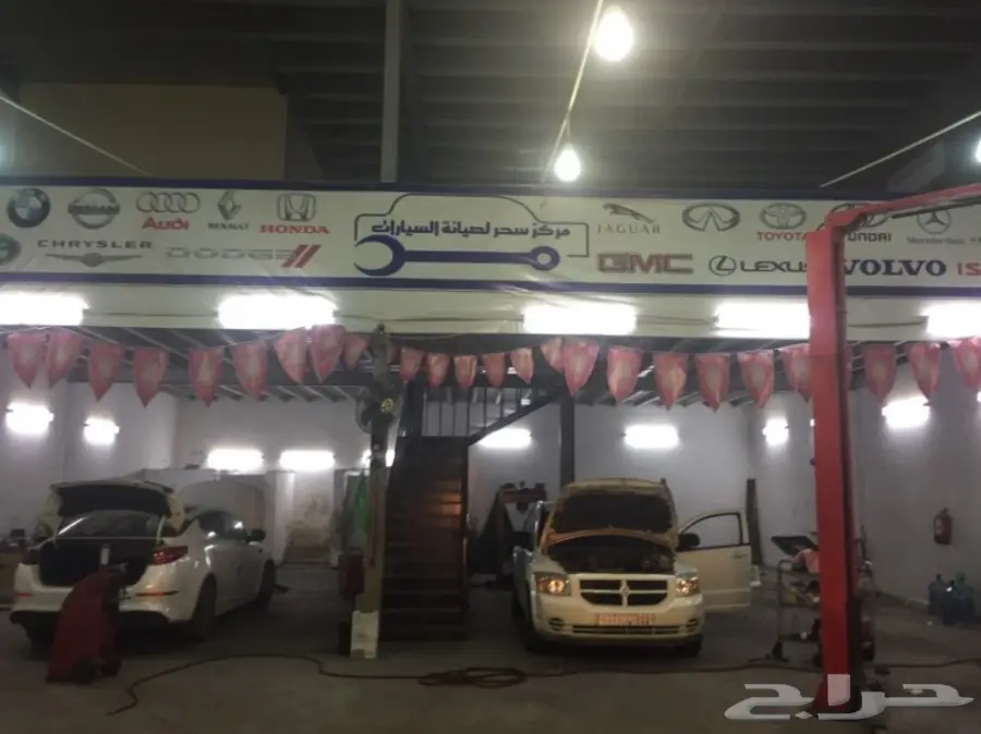 ورشة سيارات بمعداتها للتقبيل او البيع