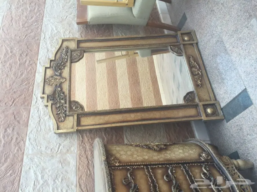 كنبتين و طاولة خشب وتسريحة للبيع  (image 2)