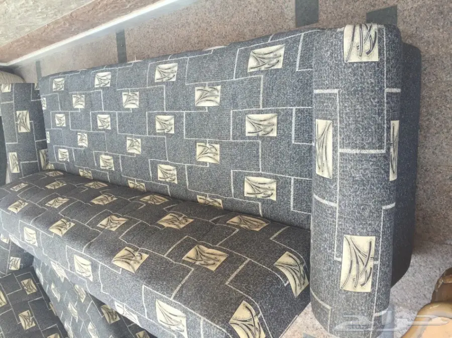 كنبتين و طاولة خشب وتسريحة للبيع  (image 5)