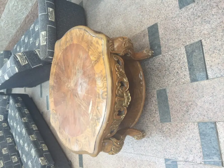 كنبتين و طاولة خشب وتسريحة للبيع  (image 7)