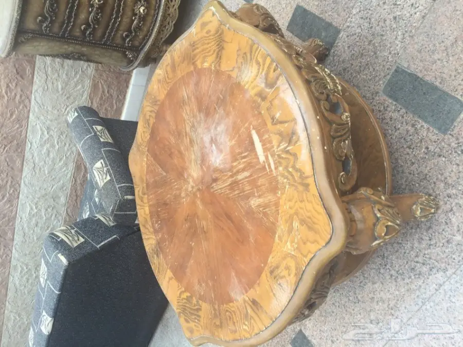 كنبتين و طاولة خشب وتسريحة للبيع  (image 8)