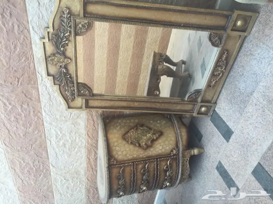 كنبتين و طاولة خشب وتسريحة للبيع  (image 9)