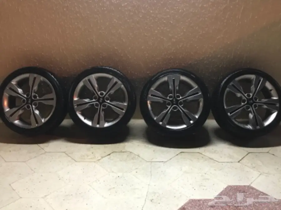 طقم جنوط فوليستر مع الكفرات للبيع