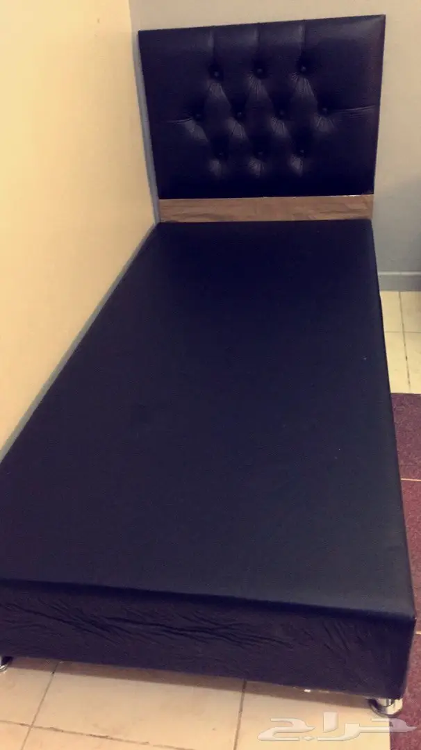 سرير جلد اسود