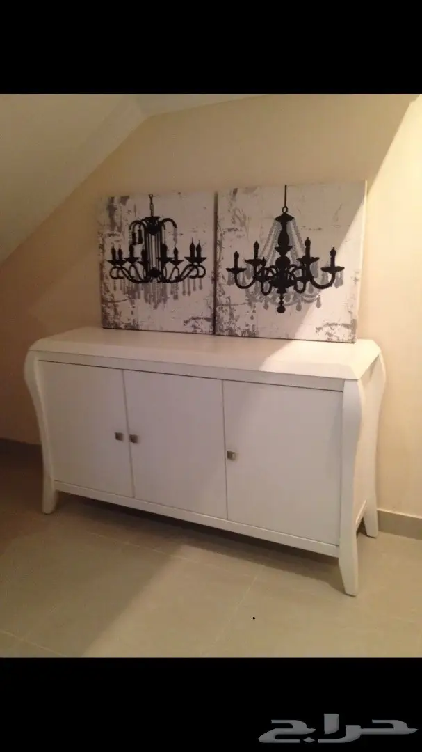 كنب جلد أبيض مميز 5 قطع وسفرة مع دولاب صغير (image 2)