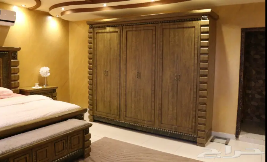 غرفة نوم فاخرة للبيع - بجميع الملحقات! (image 2)