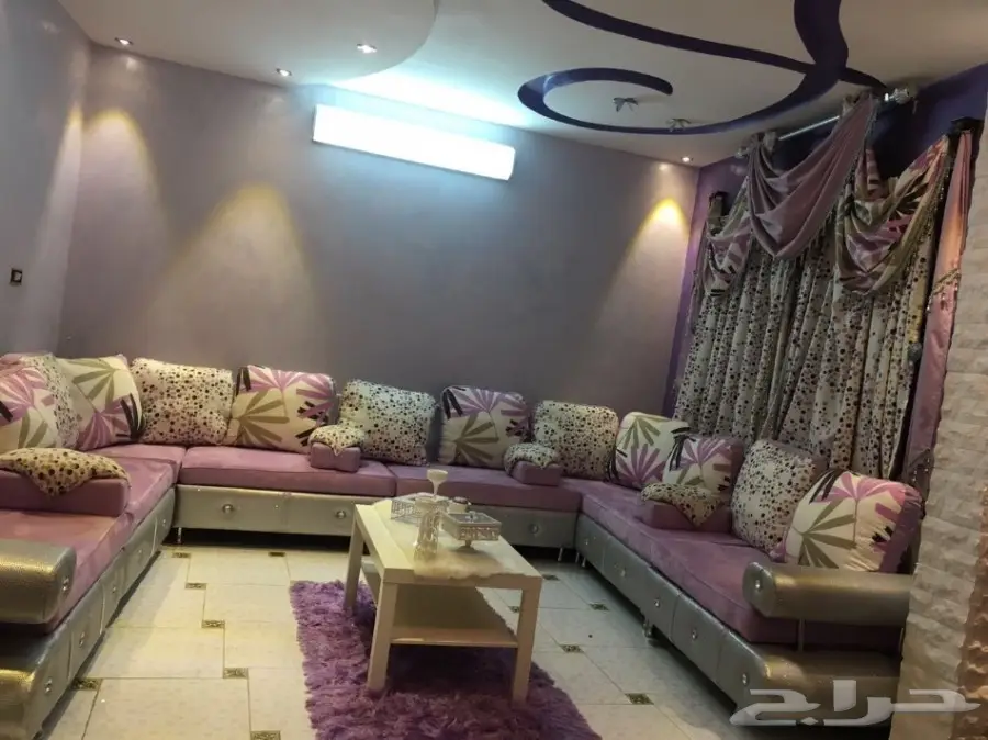 كنب فاخر مع مساند ظهر - فرصة لن تفوتك!