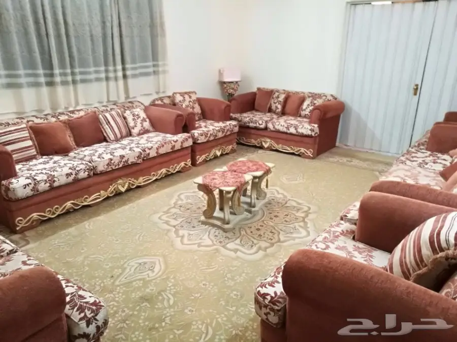 طقمين كنب من 8  قطع بحاله ممتازه جدا