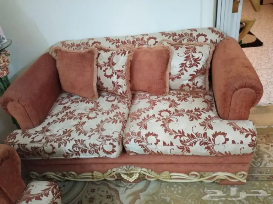 طقمين كنب من 8  قطع بحاله ممتازه جدا (image 1)