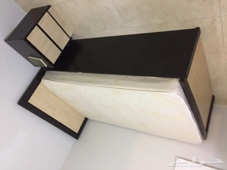 غرفه نوم كامله بالاضافه لسرير وكمودينه