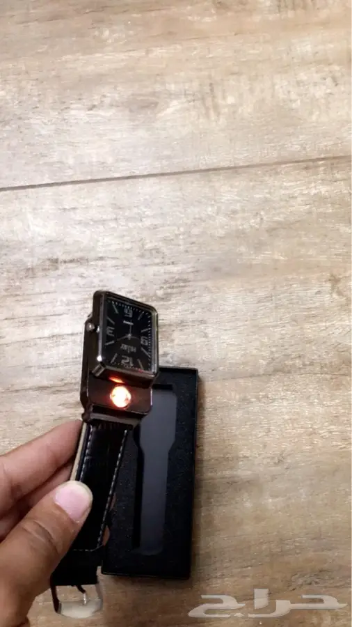 ساعة ولاعة في نفس الوقت