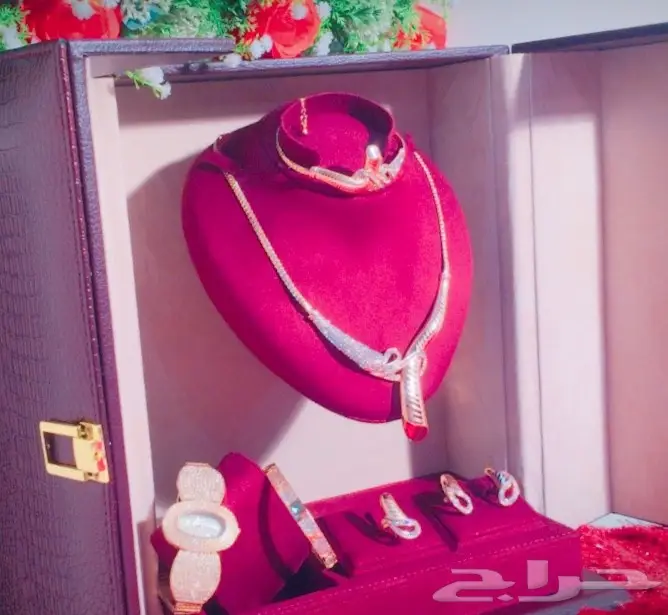 طقم هدايا نسائي فاخر - لمسة من الأناقة لكل المناسبات! (image 1)