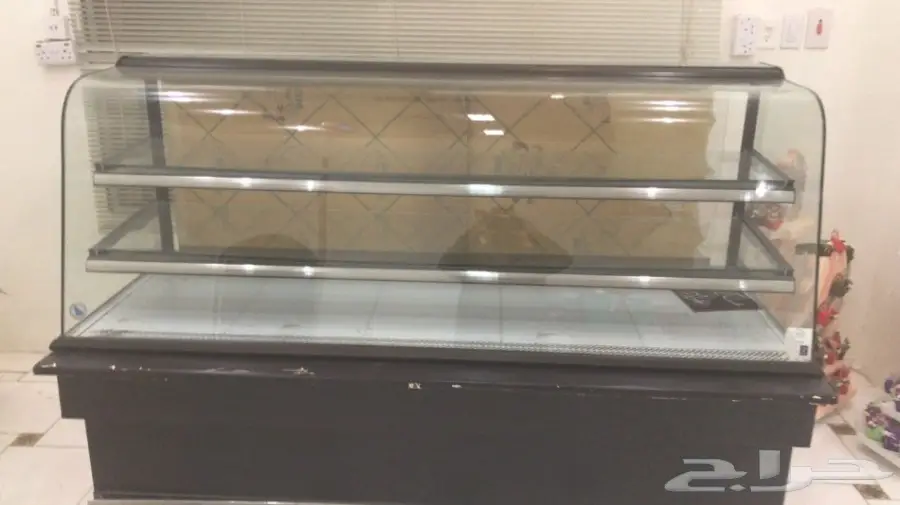ثلاجة عرض للحلويات والكيك وغيرها 
