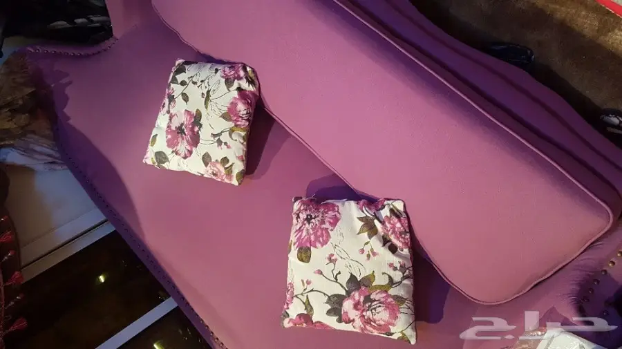 سرير واثنين كميدينه وطاولةرئيسية وكنبتين 