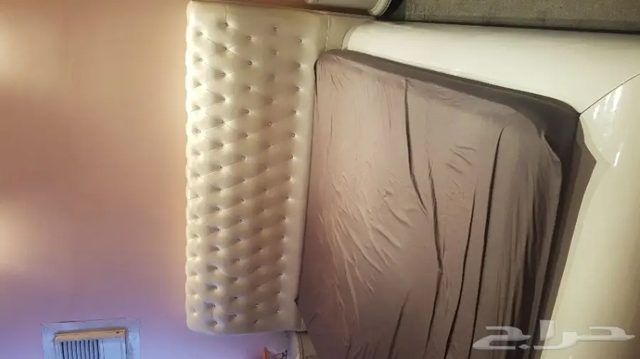 سرير واثنين كميدينه وطاولةرئيسية وكنبتين  (image 2)