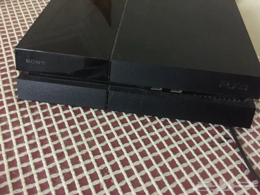 بلايستيشن 4 سوني مع إكسسوارات ومباراة فيفا 17 - للبيع! (image 1)