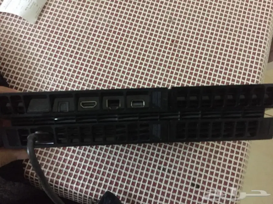 بلايستيشن 4 سوني مع إكسسوارات ومباراة فيفا 17 - للبيع! (image 2)