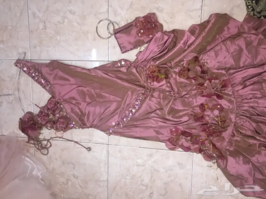 فساتين للبيع 