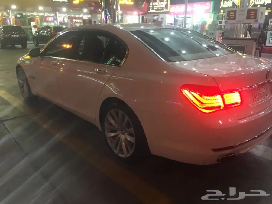 بي ام 2009 ابيض فل كامل 740 شاشات خلفيه للبدل