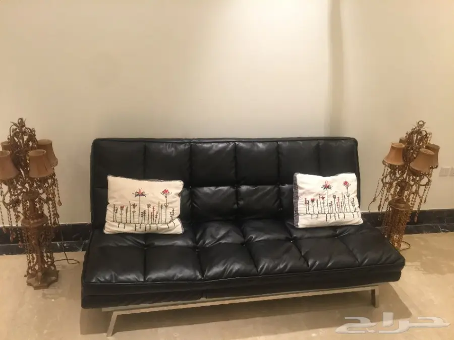 كنبه بسرير جلد للبيع بحالة ممتازه من هوم سنتر