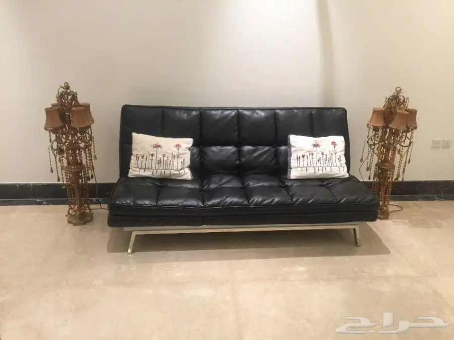 كنبه بسرير جلد للبيع بحالة ممتازه من هوم سنتر (image 1)